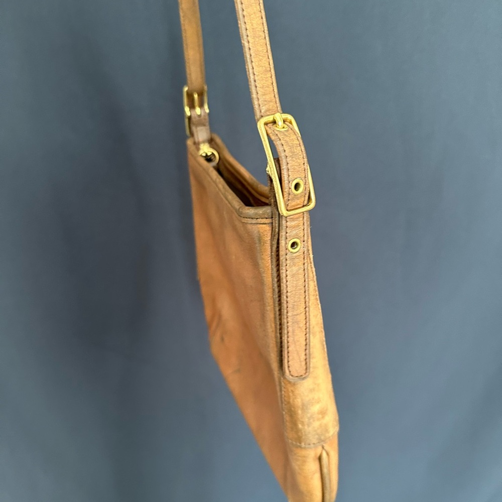 Vintage Coach Brown Leather Shoulder Bag with Gold Hardware - Picture 4 of 8